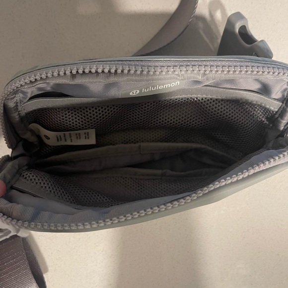Lululemon Belt bag: silver drop - Picture 2 of 2